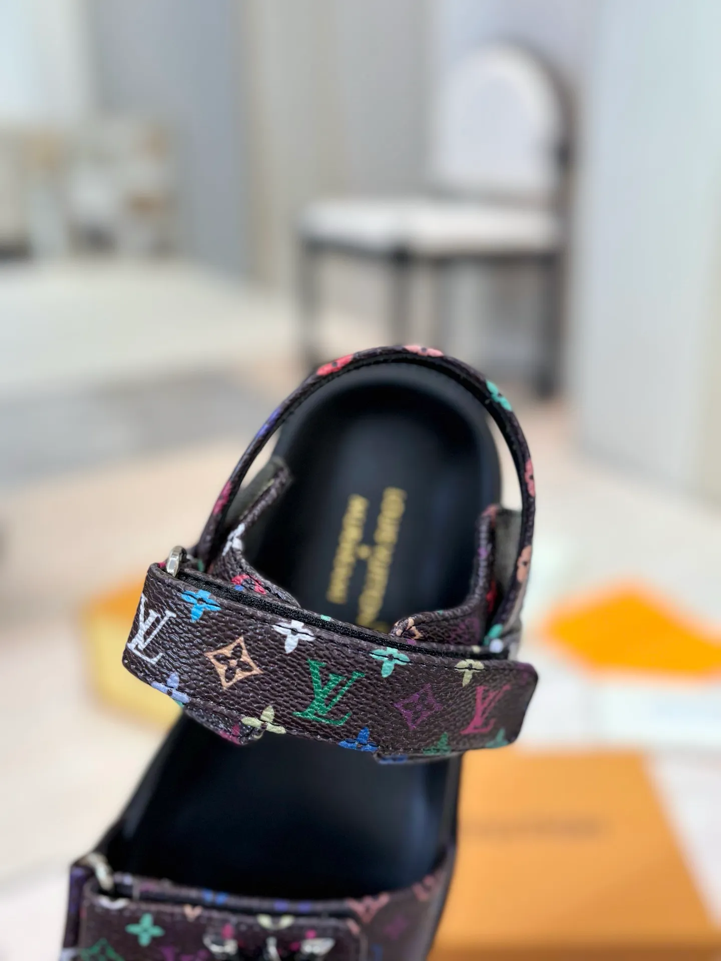 👟👟Ex-factory price 460👟👟 LV 2025 spring and summer new products 🥰 Popular LV donkey brand counters Embossed logo embossed sandals This Pool Pillow Comfort flat sandals are made of technical fabrics and use high-frequency embossing technology to reinterpret the Monogram pattern. Soft padded upper with adjustable Velcro, comfortable and tough insole adds harmonious colors 👍New hard goods, purchasing agent level! Full of high-end feel! A popular model among bloggers at home and abroad, it’s retro and fashionable and looks amazing on your feet! The official website's main recommendation 👍👍 ✅ Upper: waterproof special original fabric ✅ Inner lining: imported mixed sheepskin ✅ Outsole: original molded foam outsole ✅ Number of sizes: women's size 35-45 (women's size 41 men's 38.45, custom-made, non-refundable) ✅ Packaging: full set of drawer boxes ​